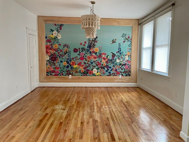 Living room - 2500 Linden Ave