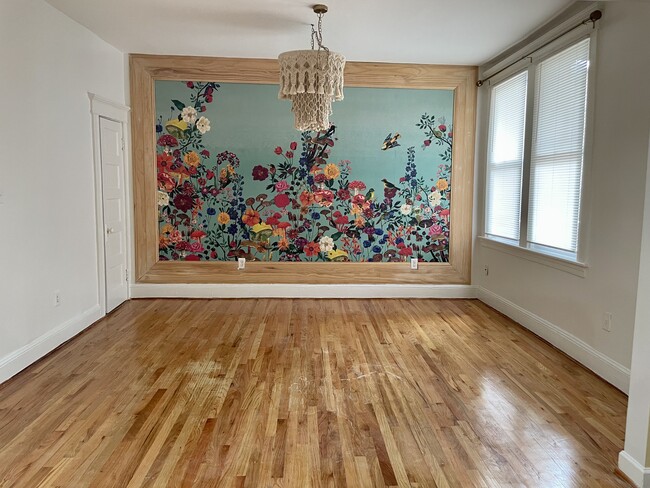 Living room - 2500 Linden Ave