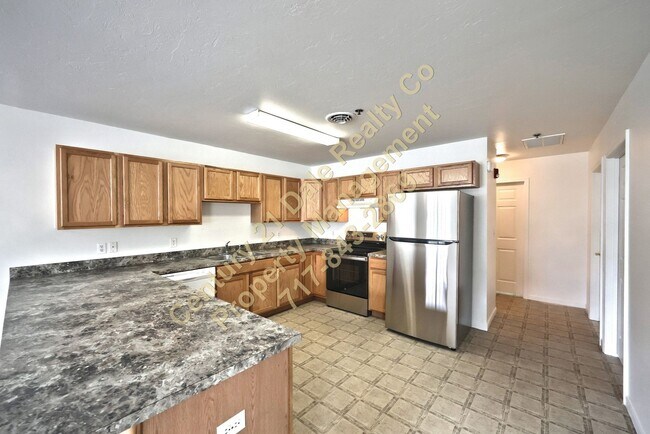 Building Photo - Large 2 Bedroom 1 Bath All One Level Apartment in Hellam PA