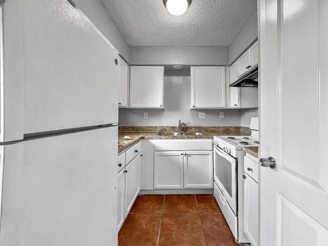 Building Photo - Pet-Friendly 5BR/2BA Home w/ Garage & Fenc...