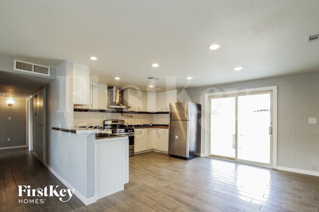 Foto del edificio - 3460 E Presidio Rd