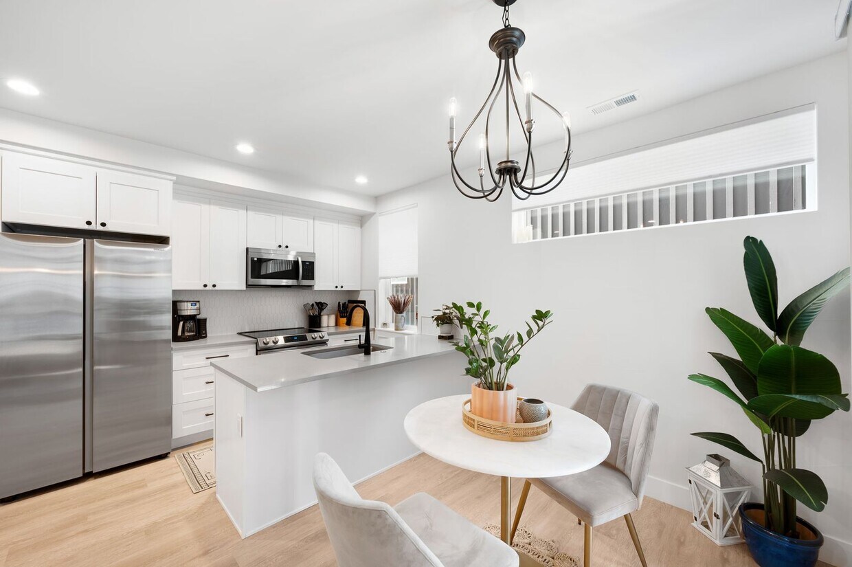 Primary Photo - LUX 3BD, 2.5BA University Hills Townhome w...