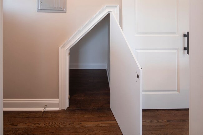 Interior Photo - The Courtyard @ Clifton: In-Unit Washer & Dryer, Heat, Hot & Cold Water, Gas Included, and Bark P...