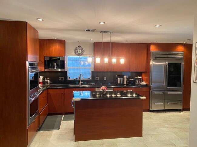 Foto del edificio - 5232 Piping Rock Ln