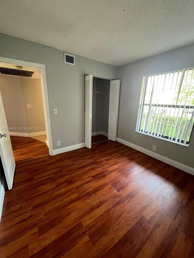 Foto del edificio - 21906 Lake Forest Cir