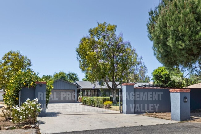 Foto del edificio - Beautifully Remodeled Single Family Home with Pool