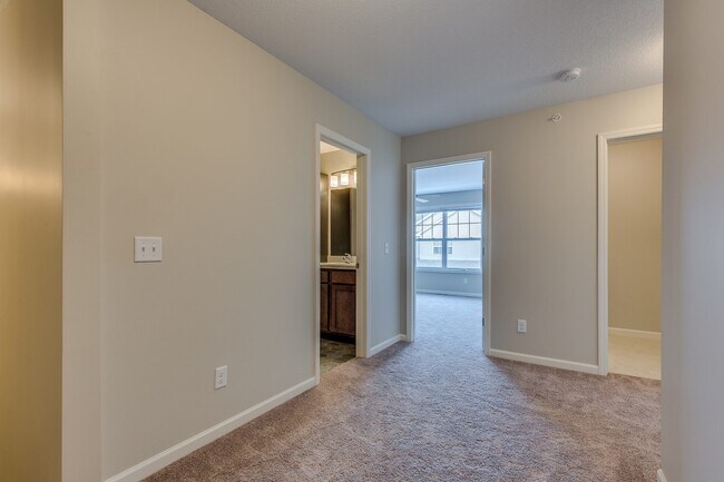 Building Photo - Like New Townhome for RENT 3bd 2ba 2car garage