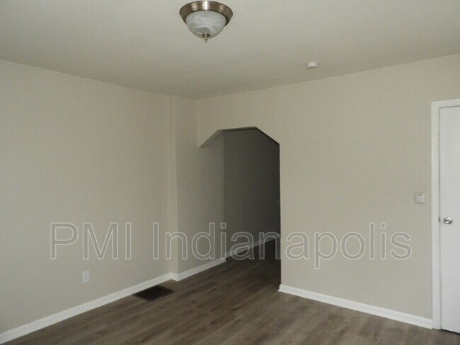 Building Photo - 1631 N Gladstone Ave