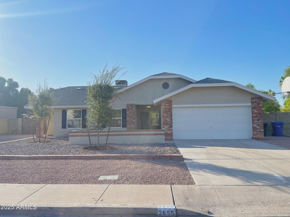 Primary Photo - 2655 E Enrose St