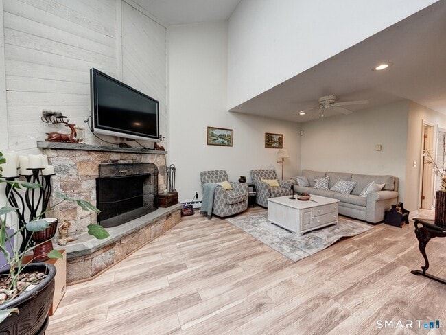 Building Photo - 355 Ledge Dr
