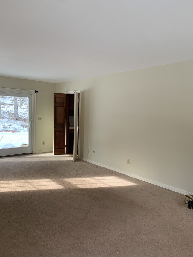 Large Livingroom with lots of windows, with retro bar attached - 3695 Harding Rd