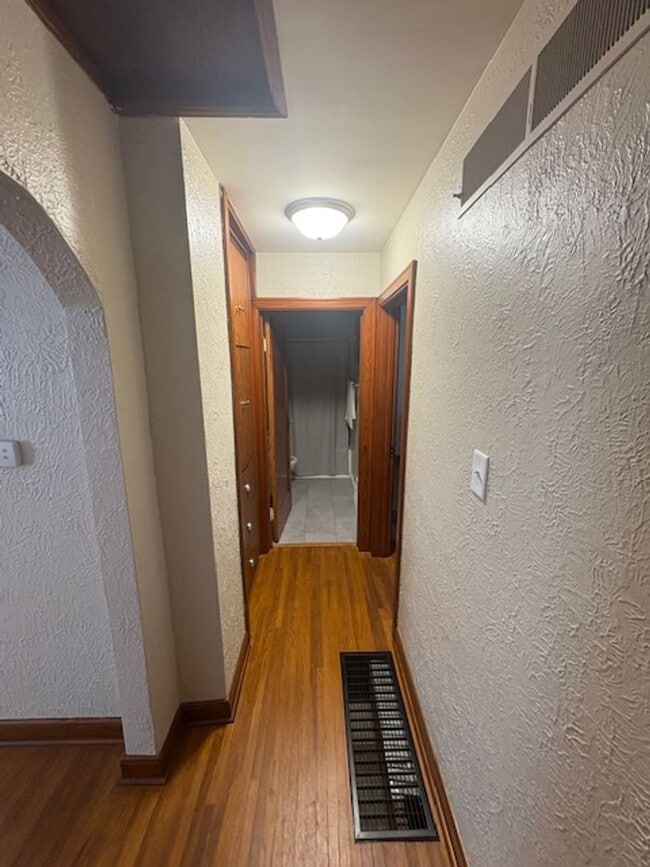 Building Photo - COMPLETE Remodel 2 Bedroom / 1 Bath House