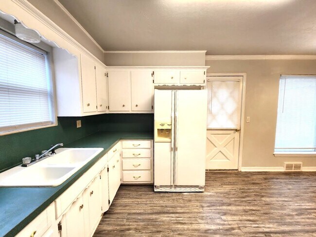 Foto del edificio - 3 Bed 1.5 Bath 1 Car Garage in the Henders...