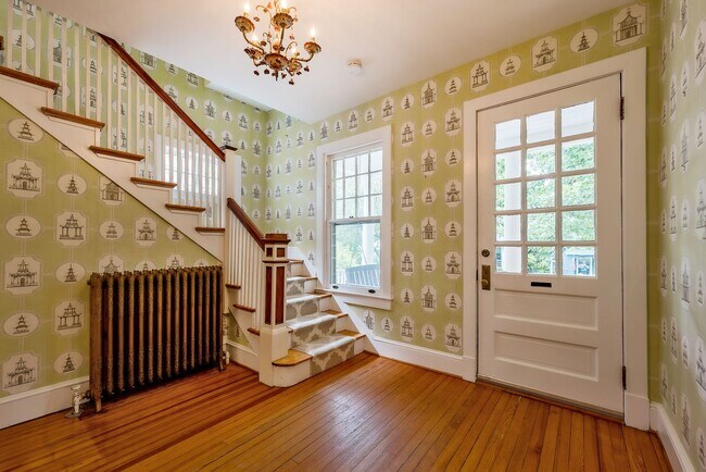Foto del edificio - Classic Chevy Chase Charm in NW DC Availab...