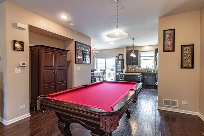 Building Photo - 366 Country Club Dr