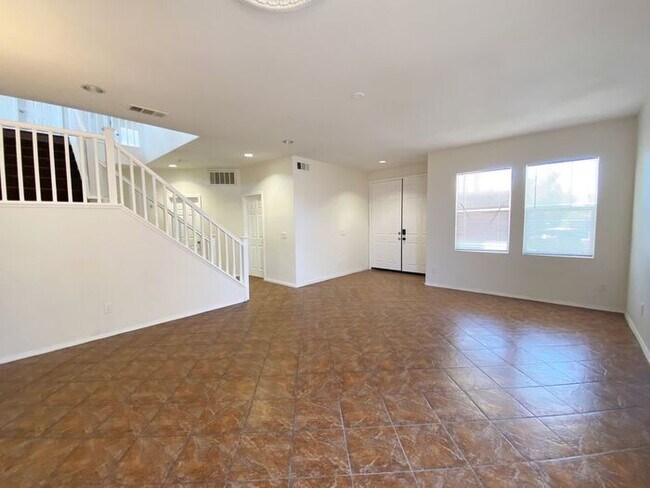 Foto del edificio - 5 bed 4 bath + Loft