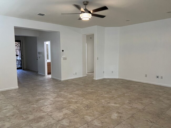 Foto del edificio - Spacious 4-Bedroom Home in Valencia Height...