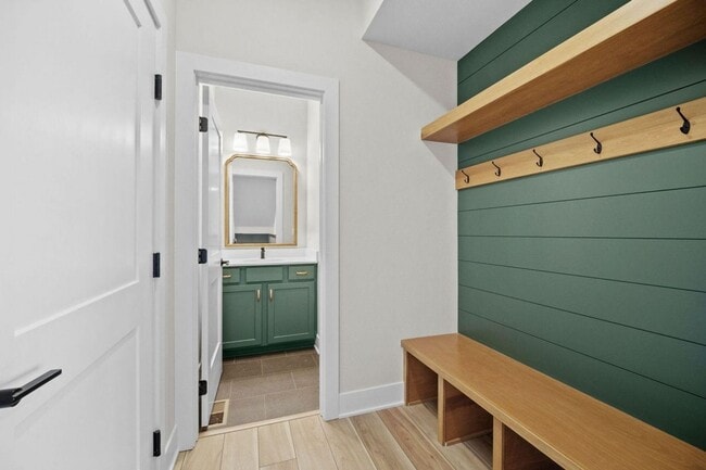 Foto del edificio - 4 Bedroom Townhome Available February 1st!