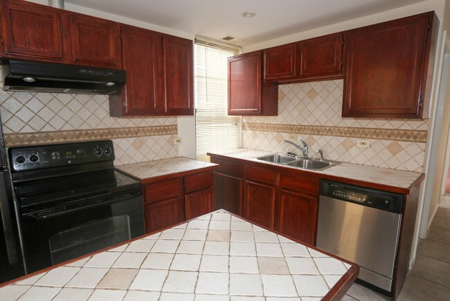 Foto del edificio - 1627 N Winchester Ave