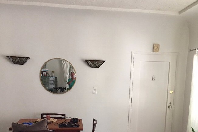 Sala de estar - 6100 Glen Oak St