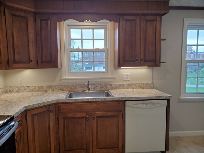 Building Photo - Beautifully Updated 3 Bedroom