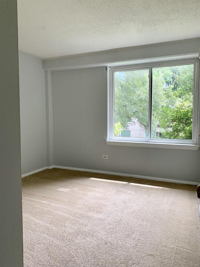 Foto del edificio - 585 E Pkwy S
