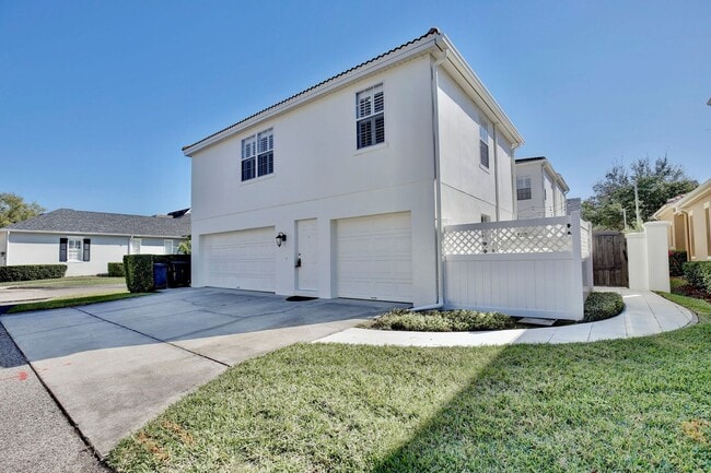 Building Photo - Modern 1/1 Spacious Apartment with 1 Car G...