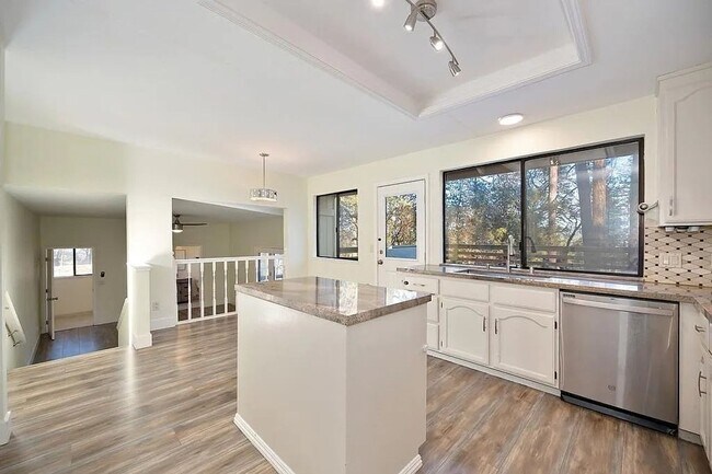 Foto del edificio - Beautiful 3BR/3BA Home on 1 Acre in Gated ...