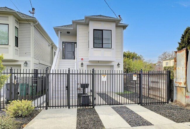 Foto del edificio - 3231-3233 Hannah Street