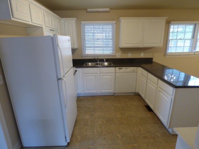 Building Photo - All Brick 3BR Home with Fenced Back Yard