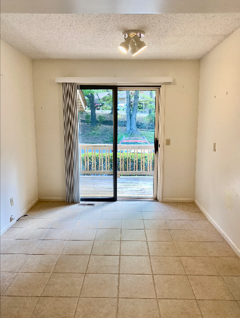 Building Photo - 3 bedroom 3 bathroom Condo in The Oaks