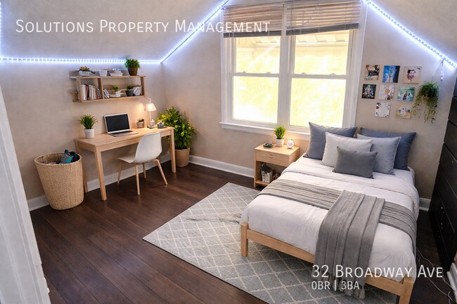 Photo du bâtiment - **Rooms Available Less Than 1 Block From Campus**