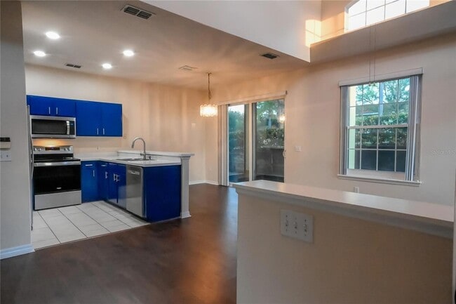 Building Photo - 704 Monroe Cir