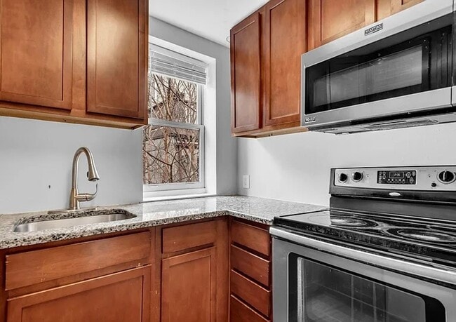 Building Photo - Beautifully Renovated Townhome in Mt. Vern...