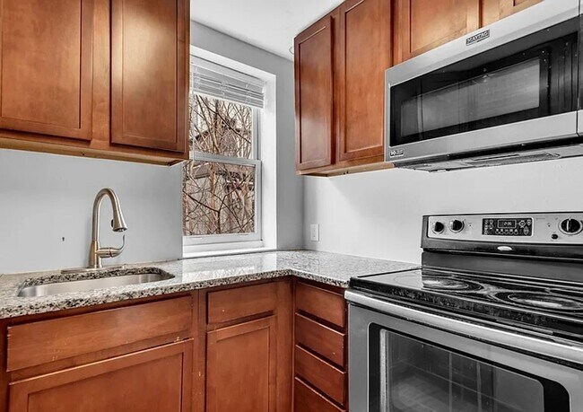 Foto del edificio - Beautifully Renovated Townhome in Mt. Vernon! Central Air! W/D! Storage! Available Now!