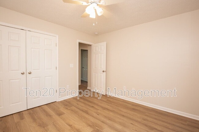 Foto del edificio - 6823 Live Oaks Dr