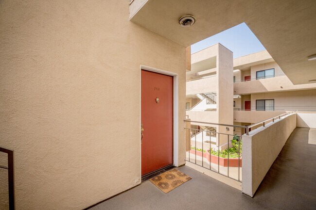 Building Photo - 500 E Lexington Dr
