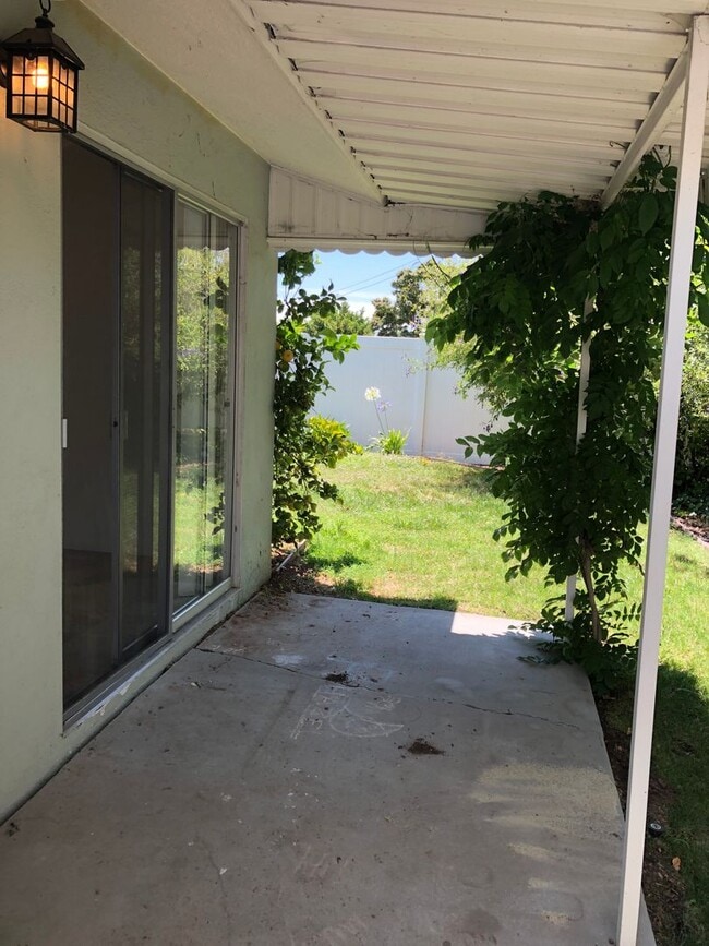 Building Photo - Charming 2 Bedroom, 1.5 bathroom Duplex
