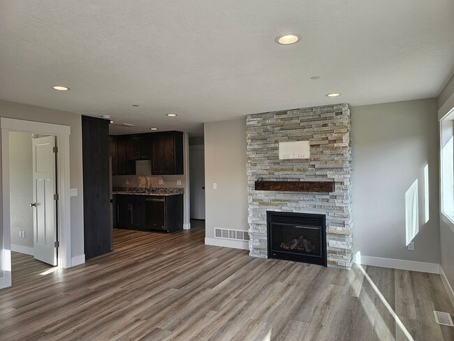 Building Photo - Brand New 3Bed, 2Bathroom Pons Unit With AC