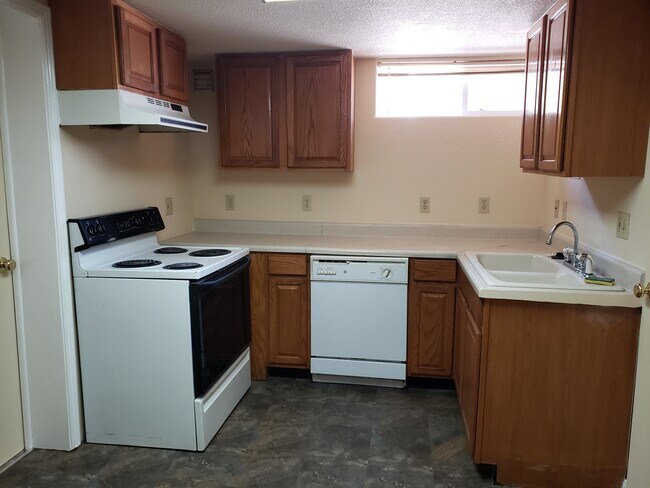 Kitchen - 123 E Saint Clair Ave