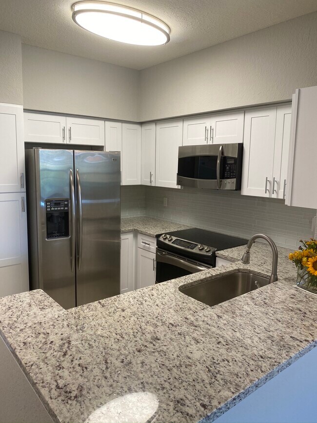 Armarios y cajones de madera maciza con cierre suave - 23660 Walden Center Dr