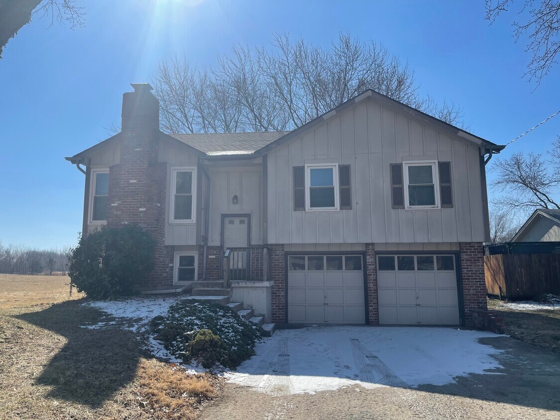 637 E Wabash St, Olathe, KS 66061 House Rental in Olathe, KS