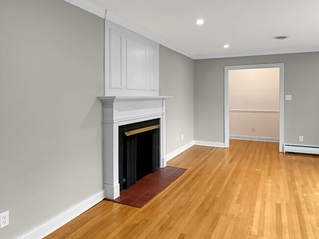 Building Photo - Holiday Special!  Beautiful Three Bedroom in Richmond! – No Application Fee This Season!