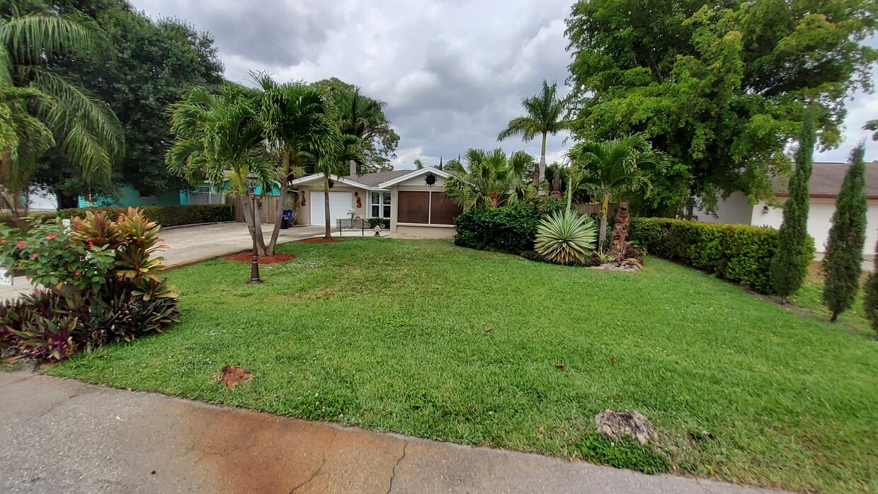 2455 Woodland Cir, Fort Myers, FL 33907 House Rental in Fort Myers