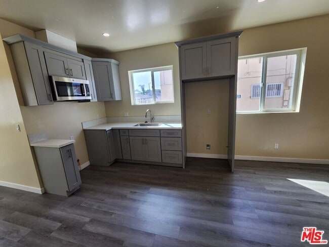 Building Photo - 1535 W 80th St