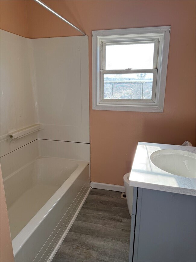 Building Photo - 106 W 2nd St