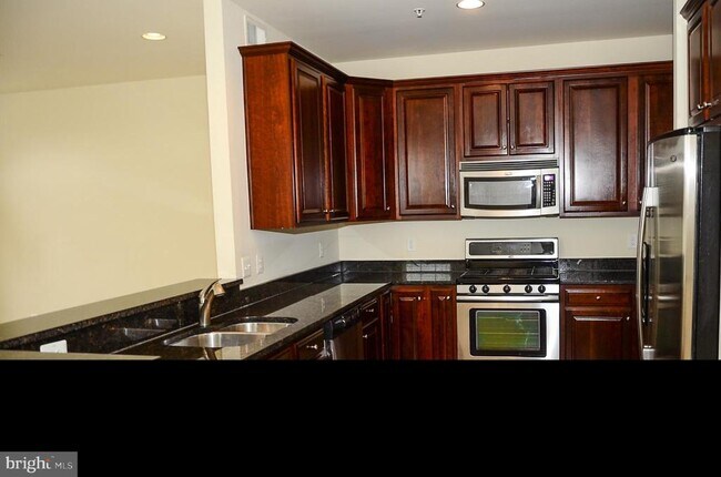 Building Photo - 527 Tailgate Terrace