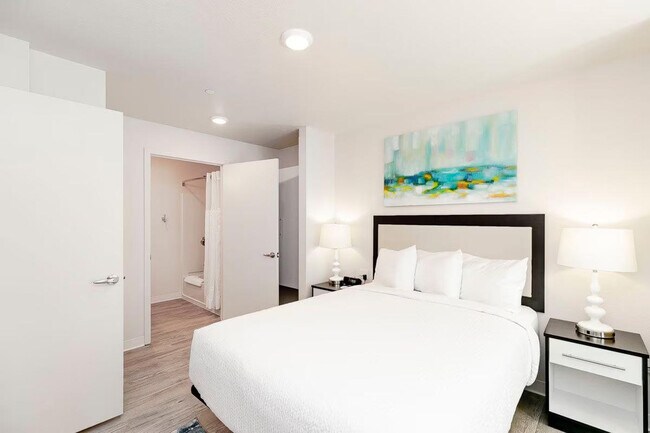 Foto del edificio - 2220 N Glenville Dr