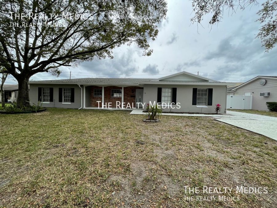 Foto principal - POOL HOME! Welcome to your 4 bedroom 2 bat...