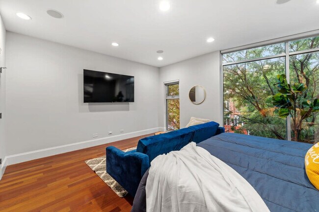Foto del edificio - 1621 W Beach Ave